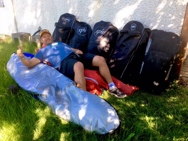 Descansando en Islandia con sus mochilas de SPS