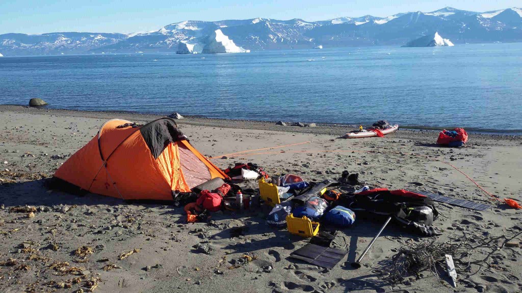 Antonio de la Rosa descansando en una pequeña isla de Groenlandia