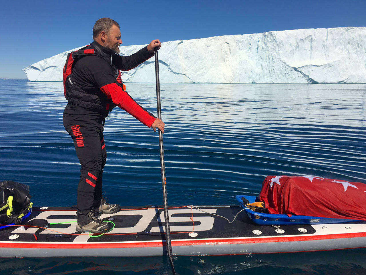 Antonio de la Rosa remando en Groenlandia