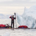 Antonio de la Rosa bebiendo Red Bull en el Círculo Polar Ártico