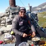 Antonio de la Rosa en una isla en Groenlandia
